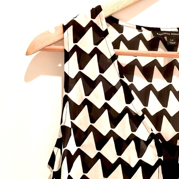 Banana Republic Chevron Patterned Tank. Colour: Black/White - Picture 2 of 6